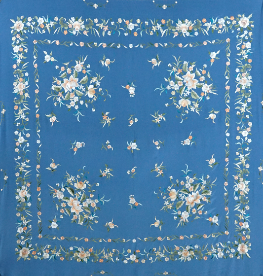 Mantón de seda natural bordado a mano. Pieza elegante en azul ducado con bordado multicolor. 135 × 135 cm para ocasiones distinguidas.