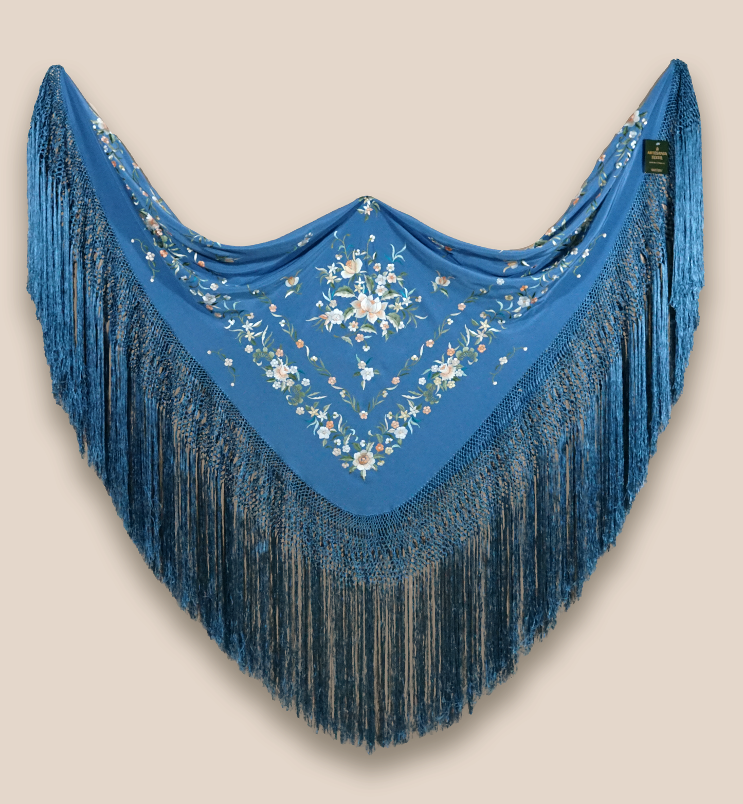 Mantón de seda natural bordado a mano. Pieza elegante en azul ducado con bordado multicolor. 135 × 135 cm para ocasiones distinguidas.