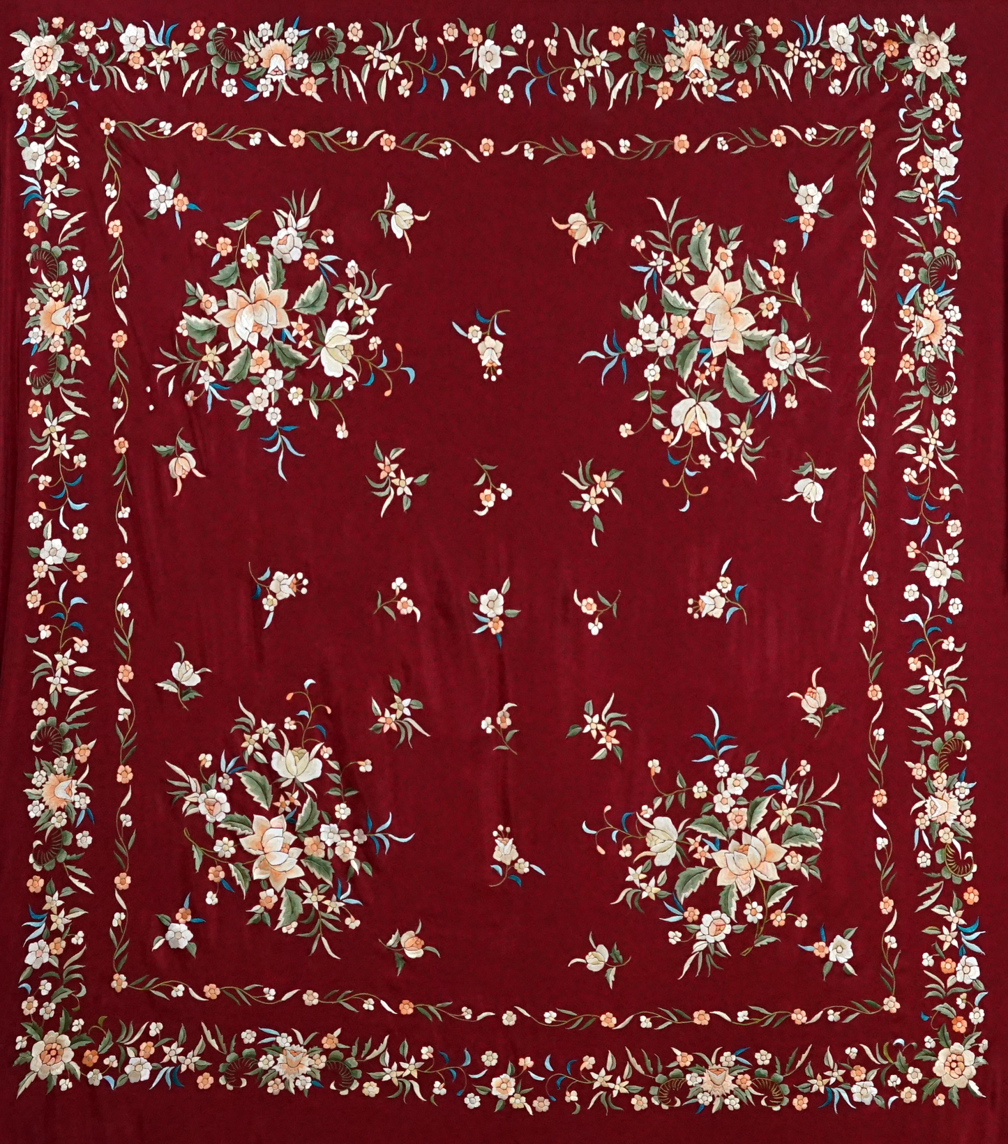 Mantón Burdeos.. Mantón de seda natural bordado a mano. Diseño artesanal de 135 × 135 cm en seda burdeos con bordado multicolor. Intenso y elegante. 