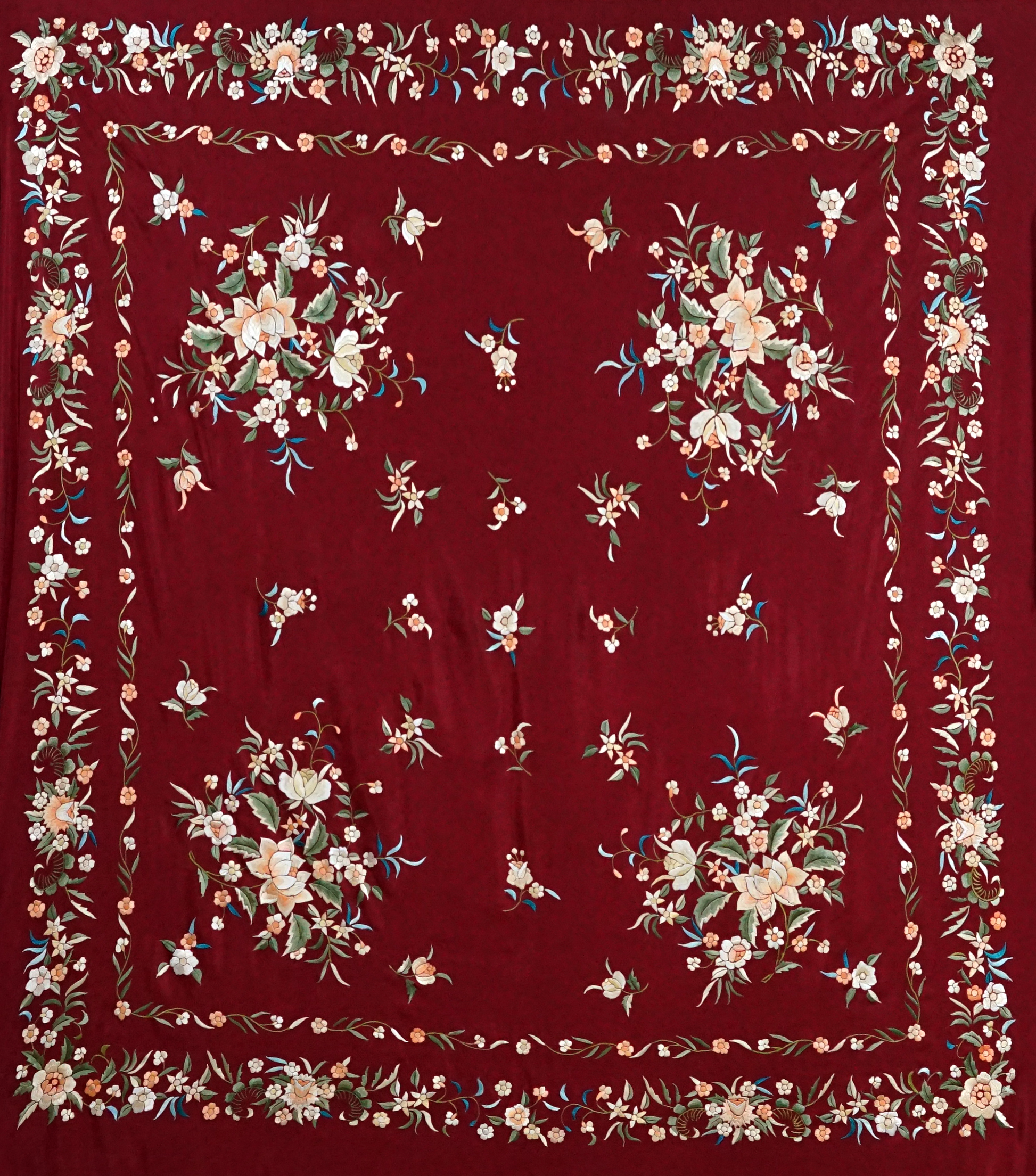 Mantón Burdeos.. Mantón de seda natural bordado a mano. Diseño artesanal de 135 × 135 cm en seda burdeos con bordado multicolor. Intenso y elegante. 