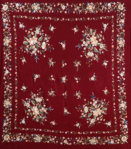 Mantón Burdeos.. Mantón de seda natural bordado a mano. Diseño artesanal de 135 × 135 cm en seda burdeos con bordado multicolor. Intenso y elegante. 
