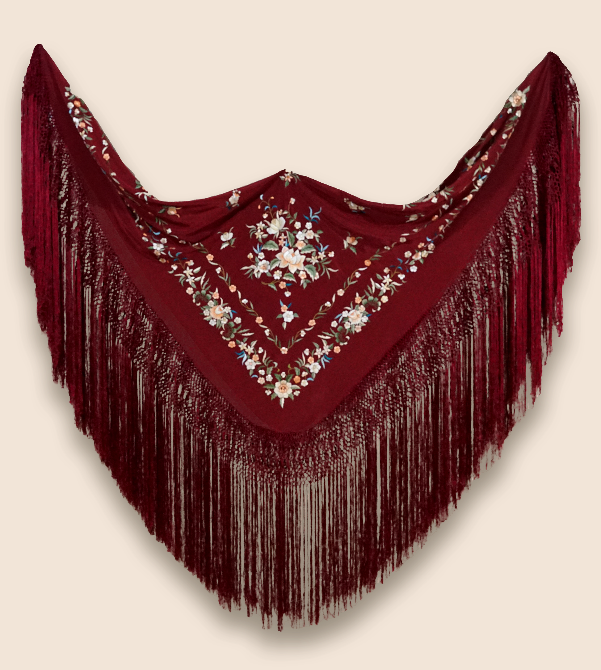 Mantón de seda natural bordado a mano. Diseño artesanal de 135 × 135 cm en seda burdeos con bordado multicolor. Intenso y elegante.