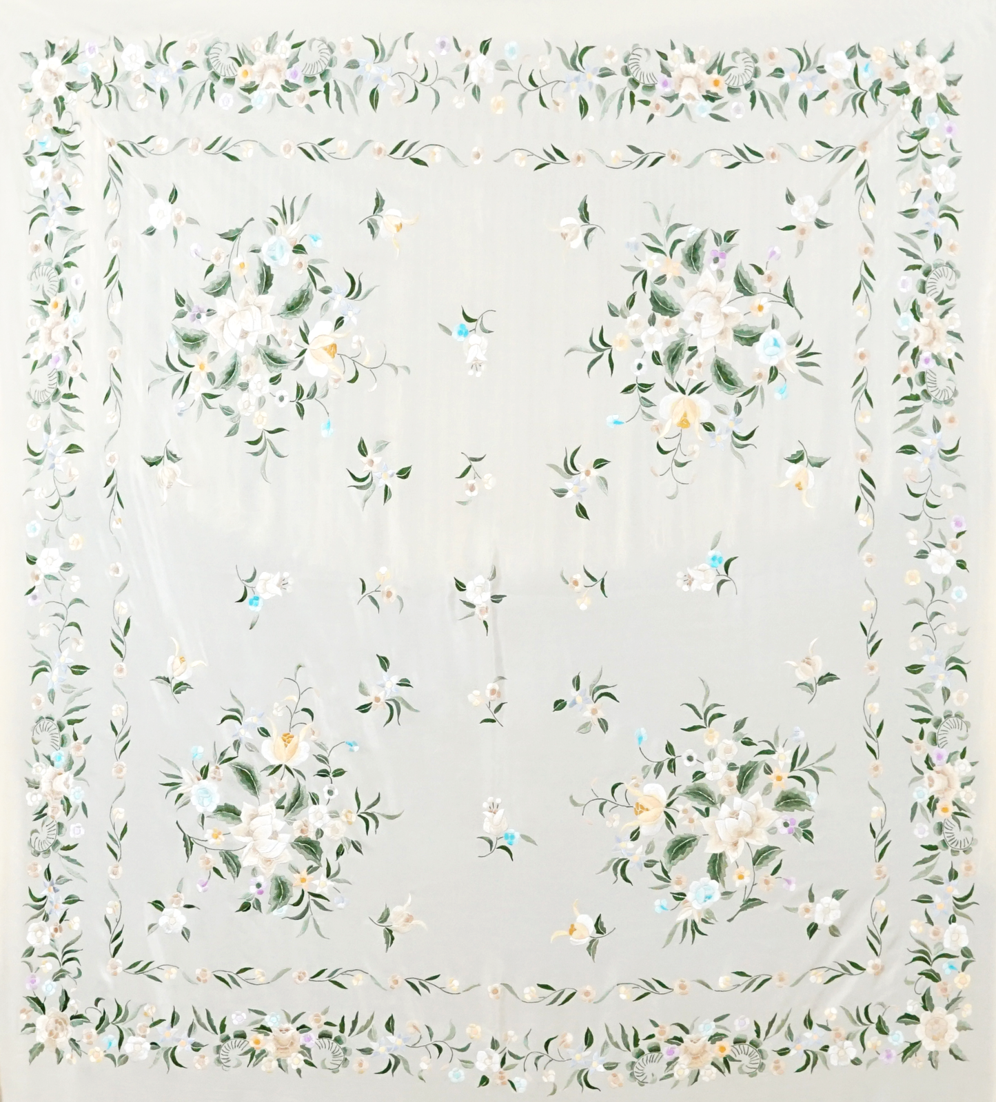 Mantón de seda natural bordado a mano. Fondo crema con bordado multicolor. 135 × 135 cm de suavidad y color.