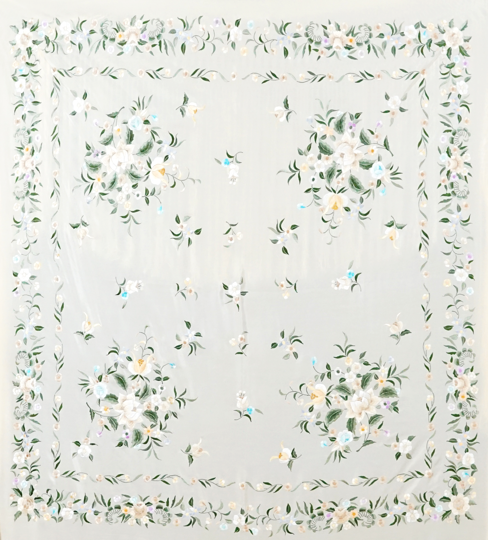 Mantón de seda natural bordado a mano. Fondo crema con bordado multicolor. 135 × 135 cm de suavidad y color.