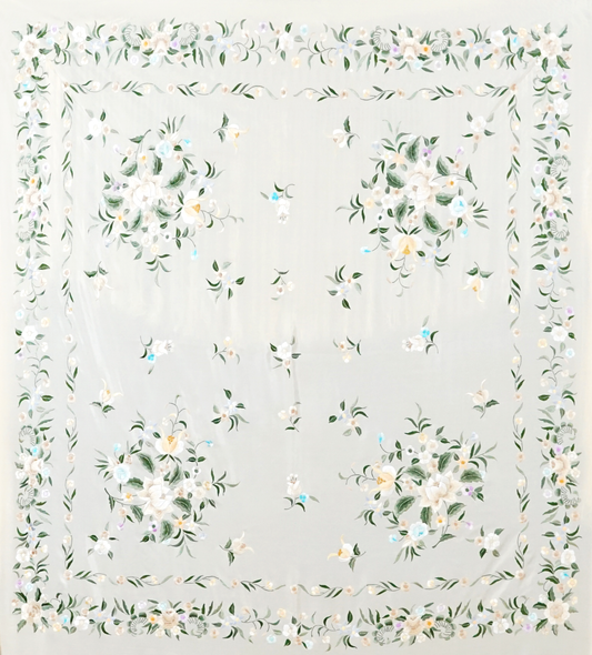 Mantón de seda natural bordado a mano. Fondo crema con bordado multicolor. 135 × 135 cm de suavidad y color.