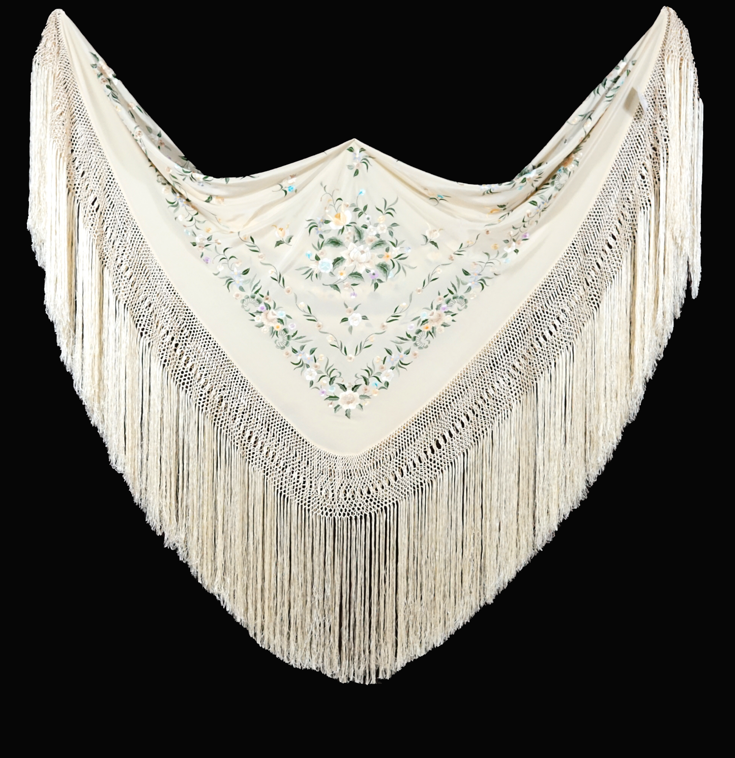 Mantón de seda natural bordado a mano. Fondo crema con bordado multicolor. 135 × 135 cm de suavidad y color.