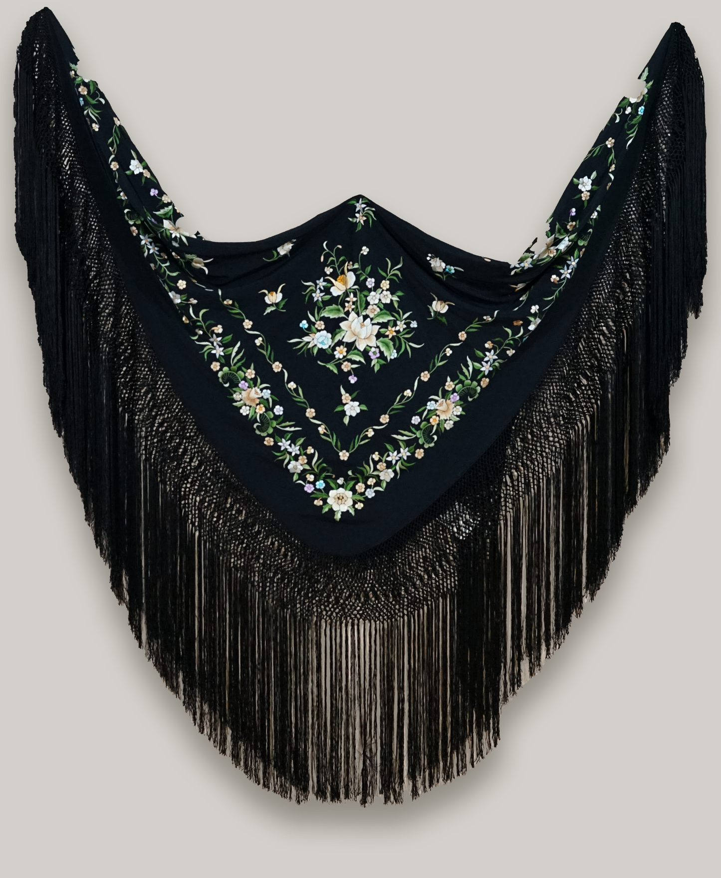 Mantón de seda natural bordado a mano. Clásico fondo negro con bordado multicolor. Formato 135 × 135 cm. Tradición con identidad.