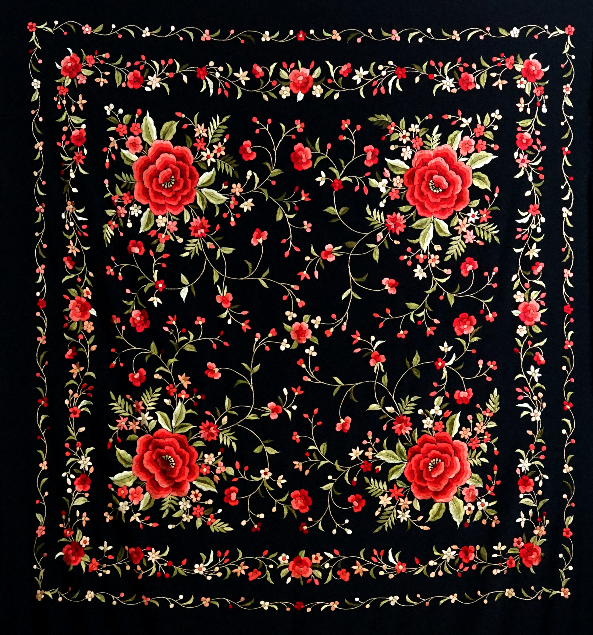 Mantón de seda natural bordado a mano. Diseño elegante de 135 × 135 cm. Seda negra con bordado multicolor para estilismos sofisticados y versátiles.