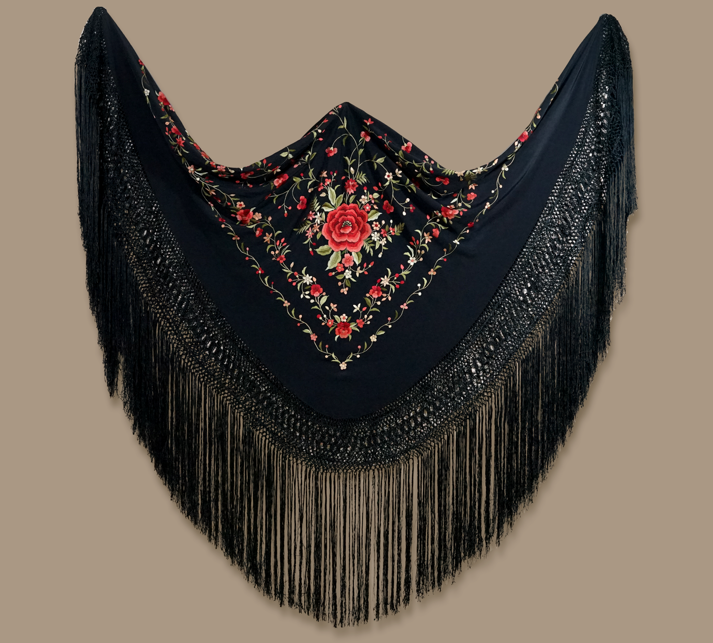 Mantón de seda natural bordado a mano. Diseño elegante de 135 × 135 cm. Seda negra con bordado multicolor para estilismos sofisticados y versátiles.