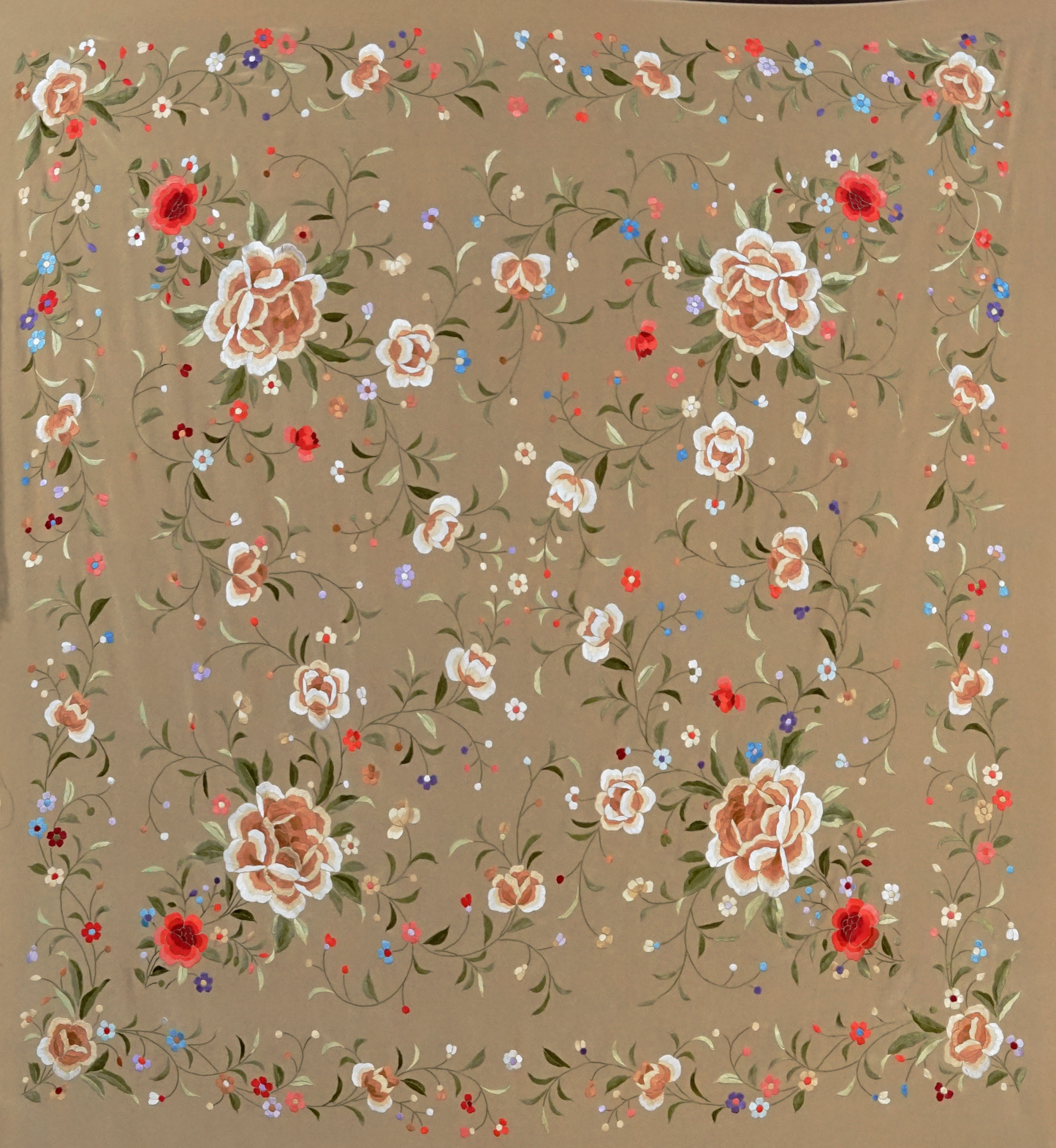 Mantón de seda natural bordado a mano. Tono tostado con bordado multicolor en 135 × 135 cm. Artesanía suave con carácter.