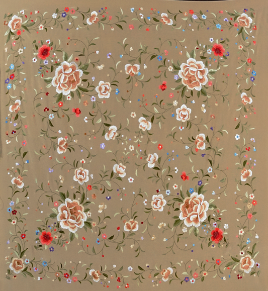 Mantón de seda natural bordado a mano. Tono tostado con bordado multicolor en 135 × 135 cm. Artesanía suave con carácter.