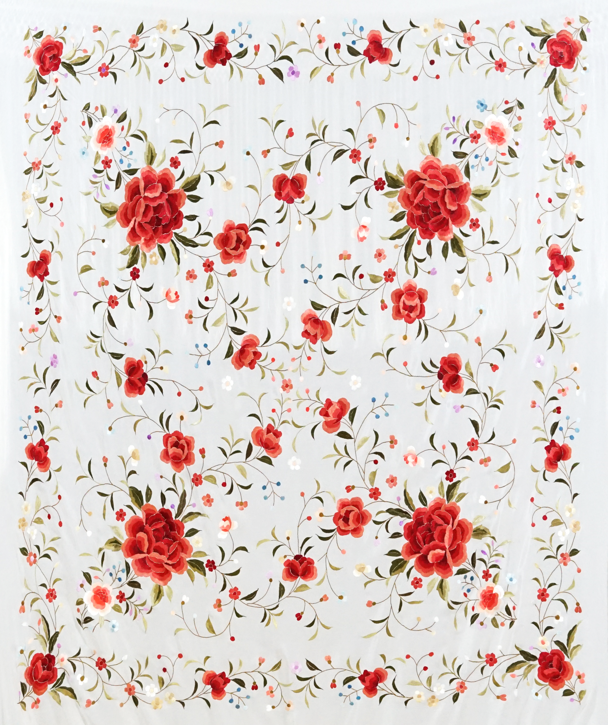 Mantón de seda natural bordado a mano. Diseño en blanco con bordado multicolor. Tamaño 135 × 135 cm. Ideal para ocasiones especiales con luz y frescura.