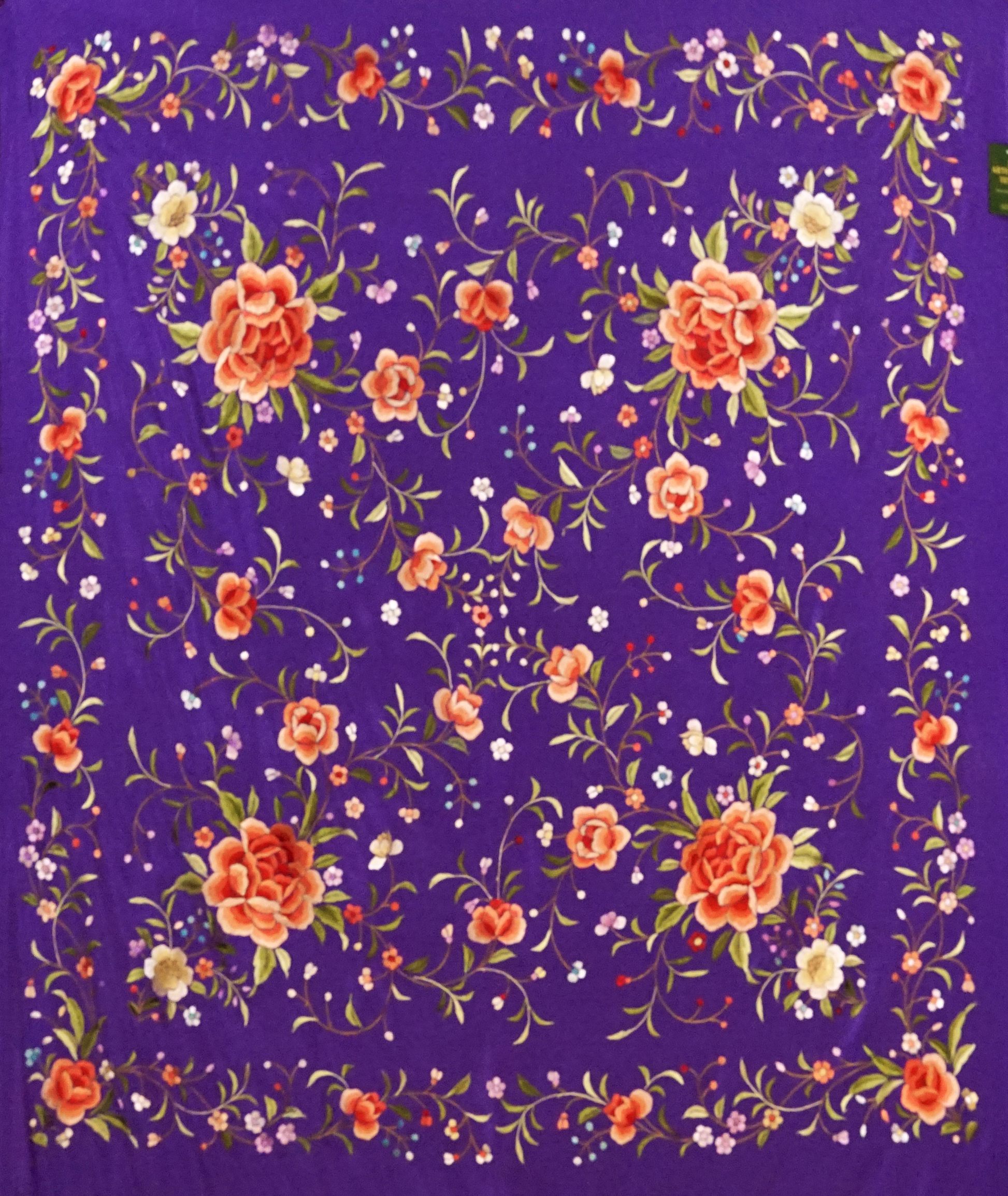 Mantón de seda natural bordado a mano. Formato 135 × 135 cm en seda morada con bordado multicolor. Combinación audaz con toque tradicional.