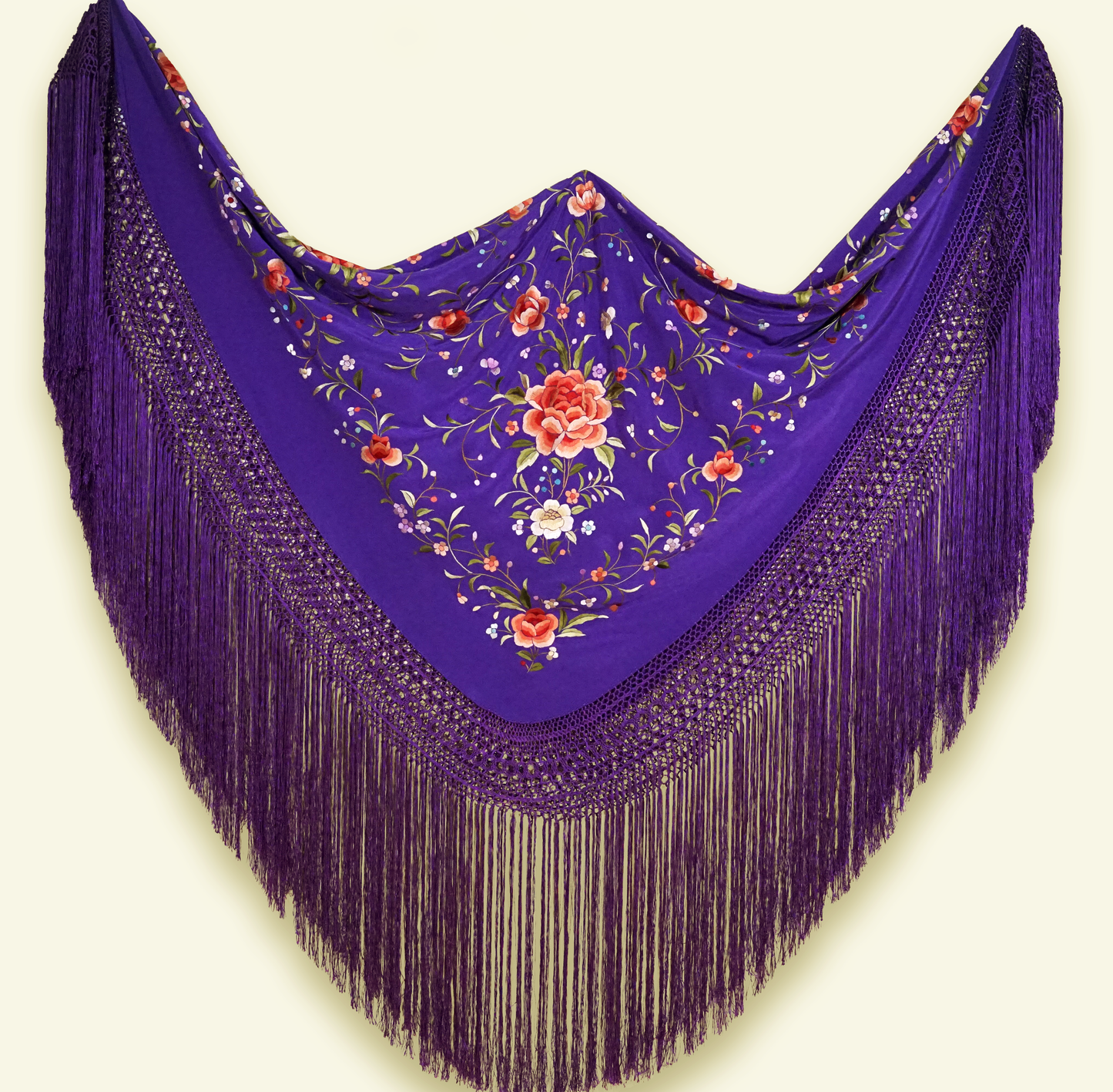 Mantón de seda natural bordado a mano. Formato 135 × 135 cm en seda morada con bordado multicolor. Combinación audaz con toque tradicional.