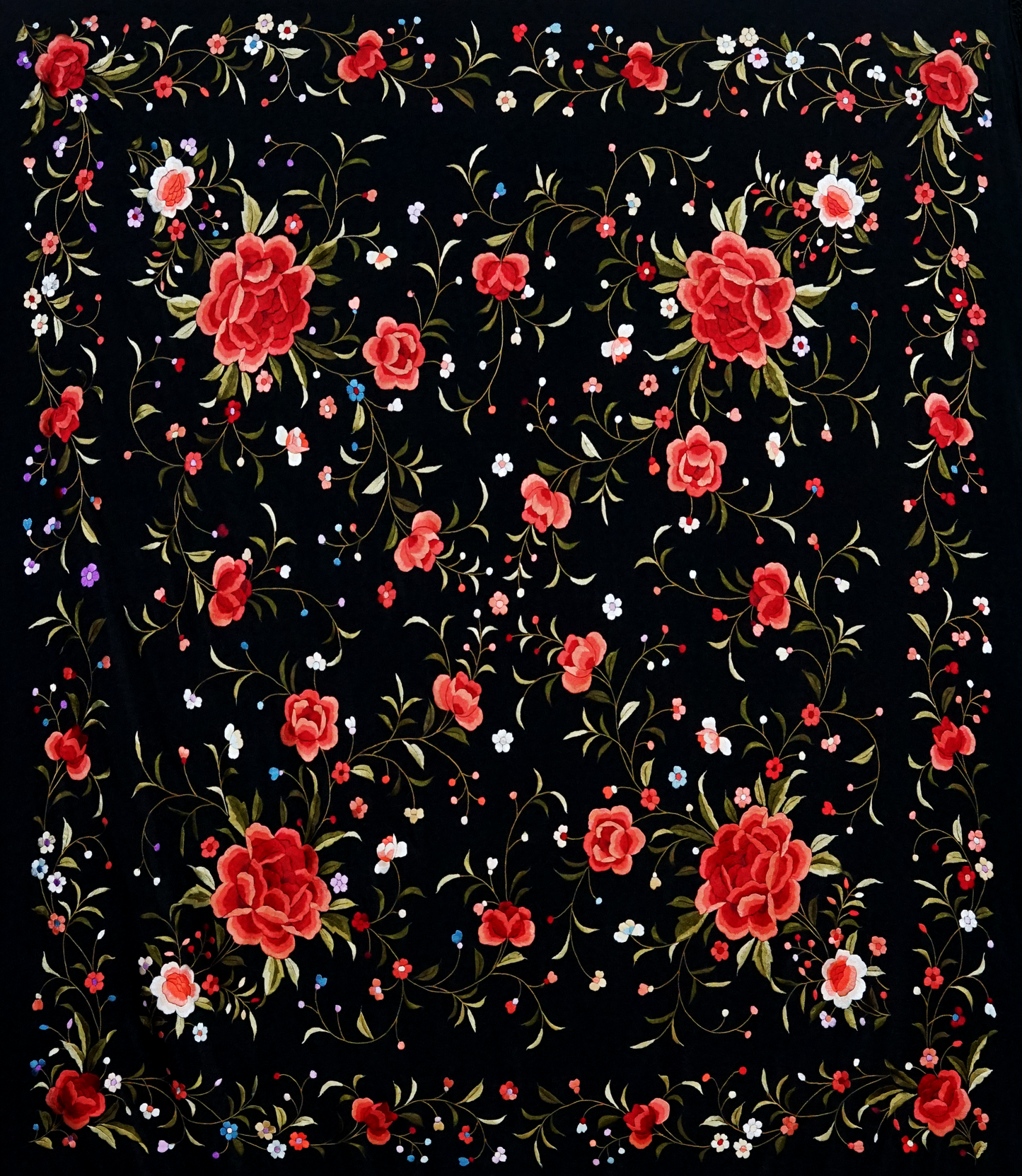 Mantón de seda natural bordado a mano. Diseño elegante de 135 × 135 cm. Fondo negro con bordado en tono crema, ideal para contrastes sobrios.