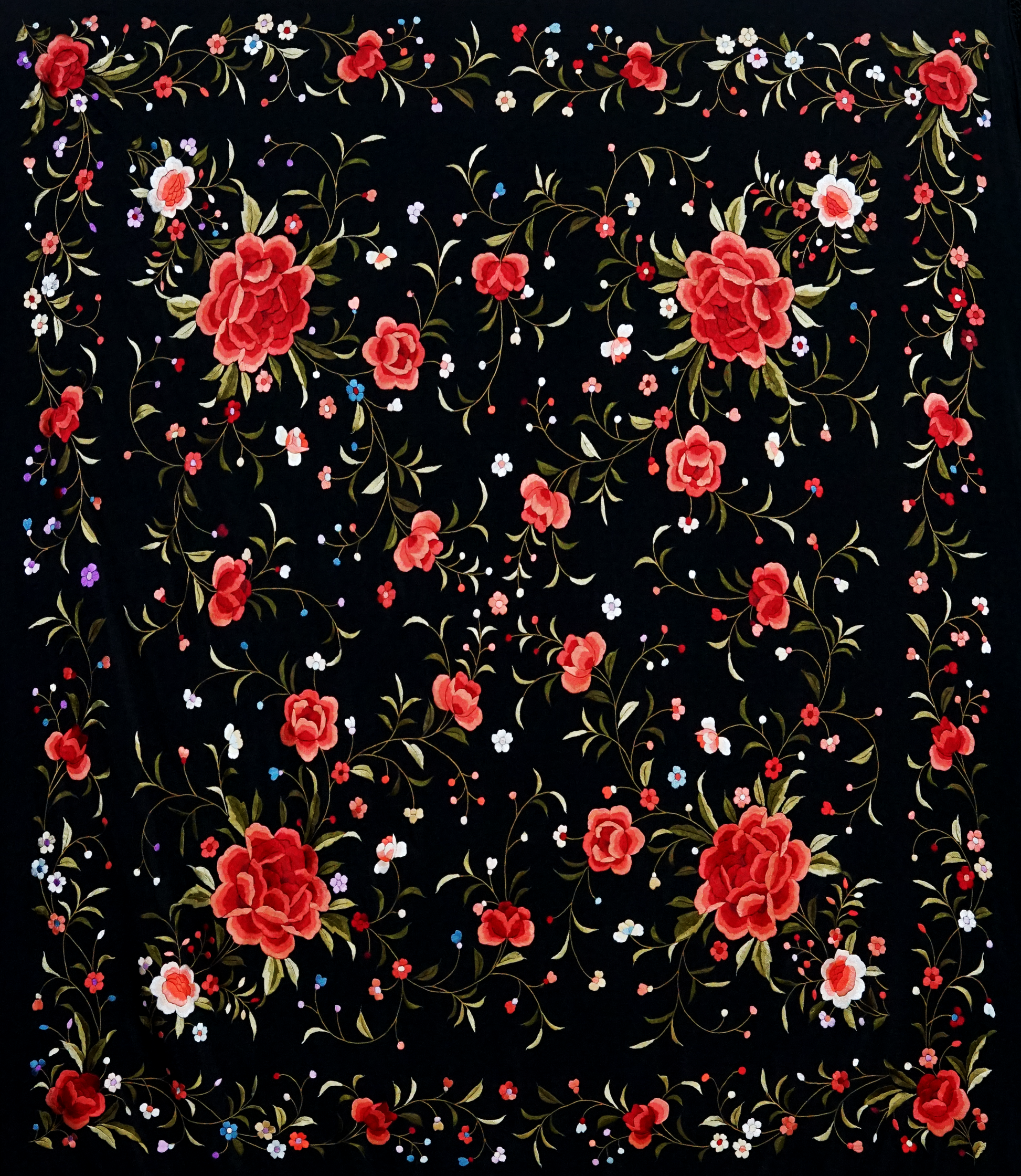 Mantón de seda natural bordado a mano. Diseño elegante de 135 × 135 cm. Fondo negro con bordado en tono crema, ideal para contrastes sobrios.