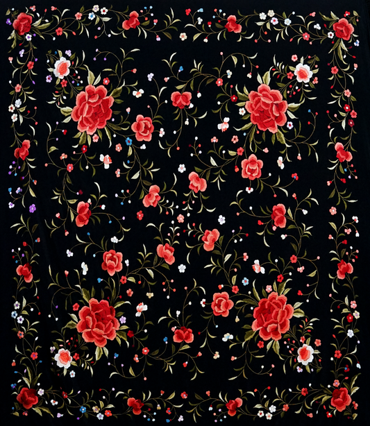 Mantón de seda natural bordado a mano. Diseño elegante de 135 × 135 cm. Fondo negro con bordado en tono crema, ideal para contrastes sobrios.