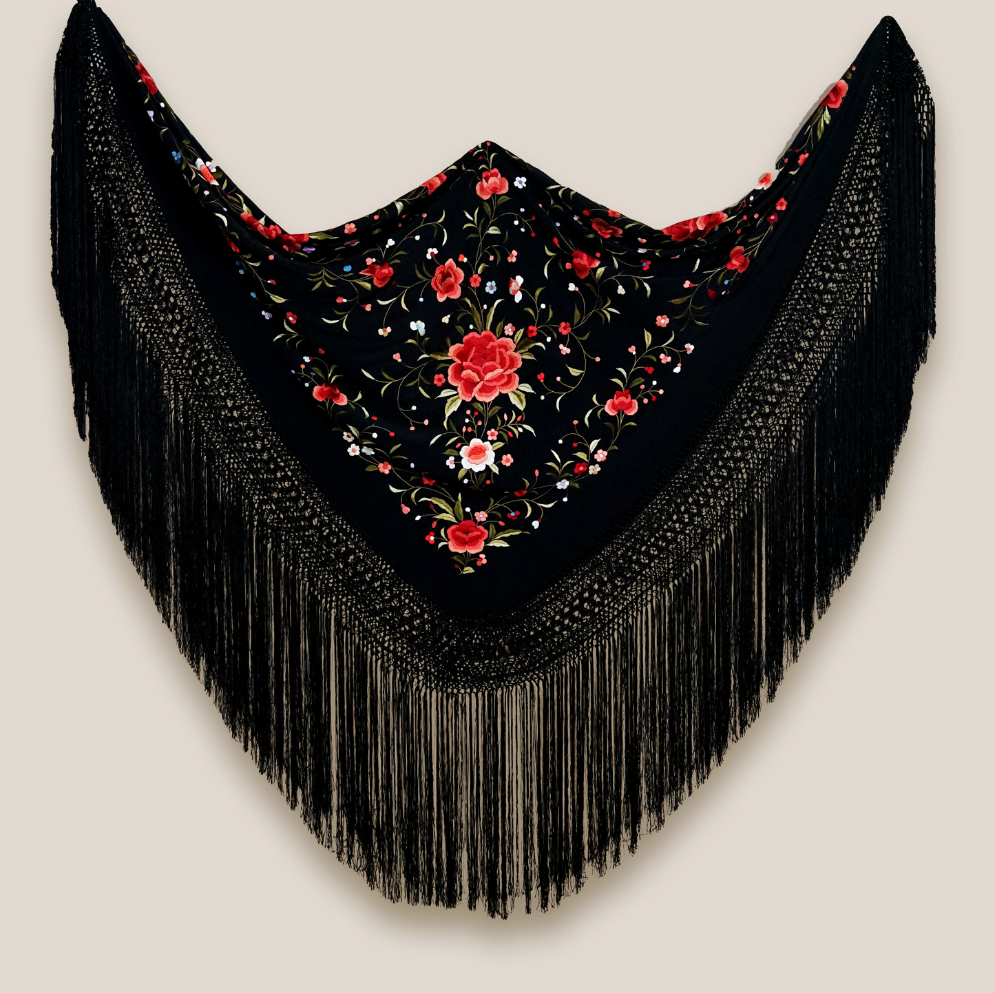 Mantón de seda natural bordado a mano. Diseño elegante de 135 × 135 cm. Fondo negro con bordado en tono crema, ideal para contrastes sobrios.