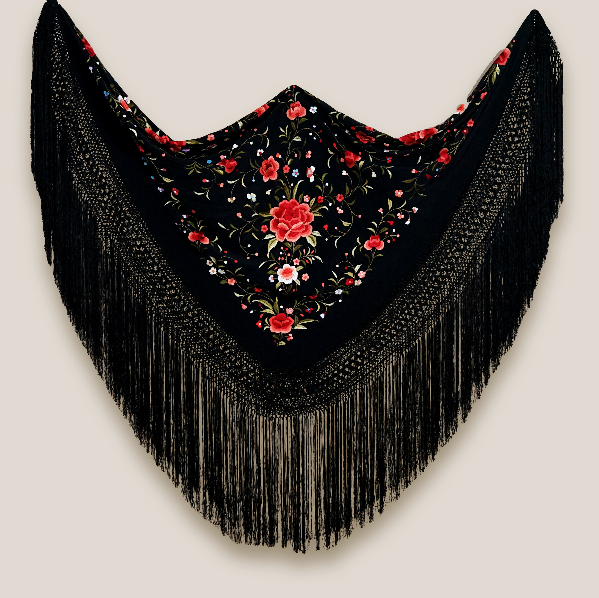 Mantón de seda natural bordado a mano. Diseño elegante de 135 × 135 cm. Fondo negro con bordado en tono crema, ideal para contrastes sobrios.