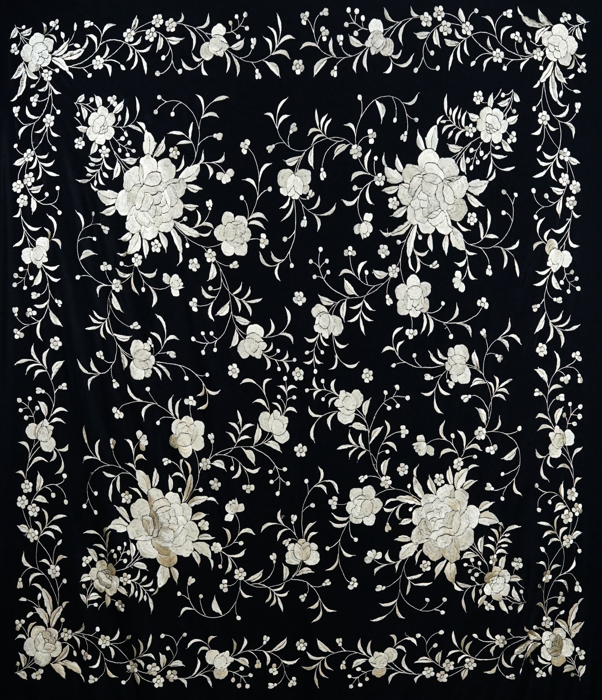 Mantón de seda natural bordado a mano. Diseño elegante de 135 × 135 cm. Fondo negro con bordado en tono crema, ideal para contrastes sobrios.