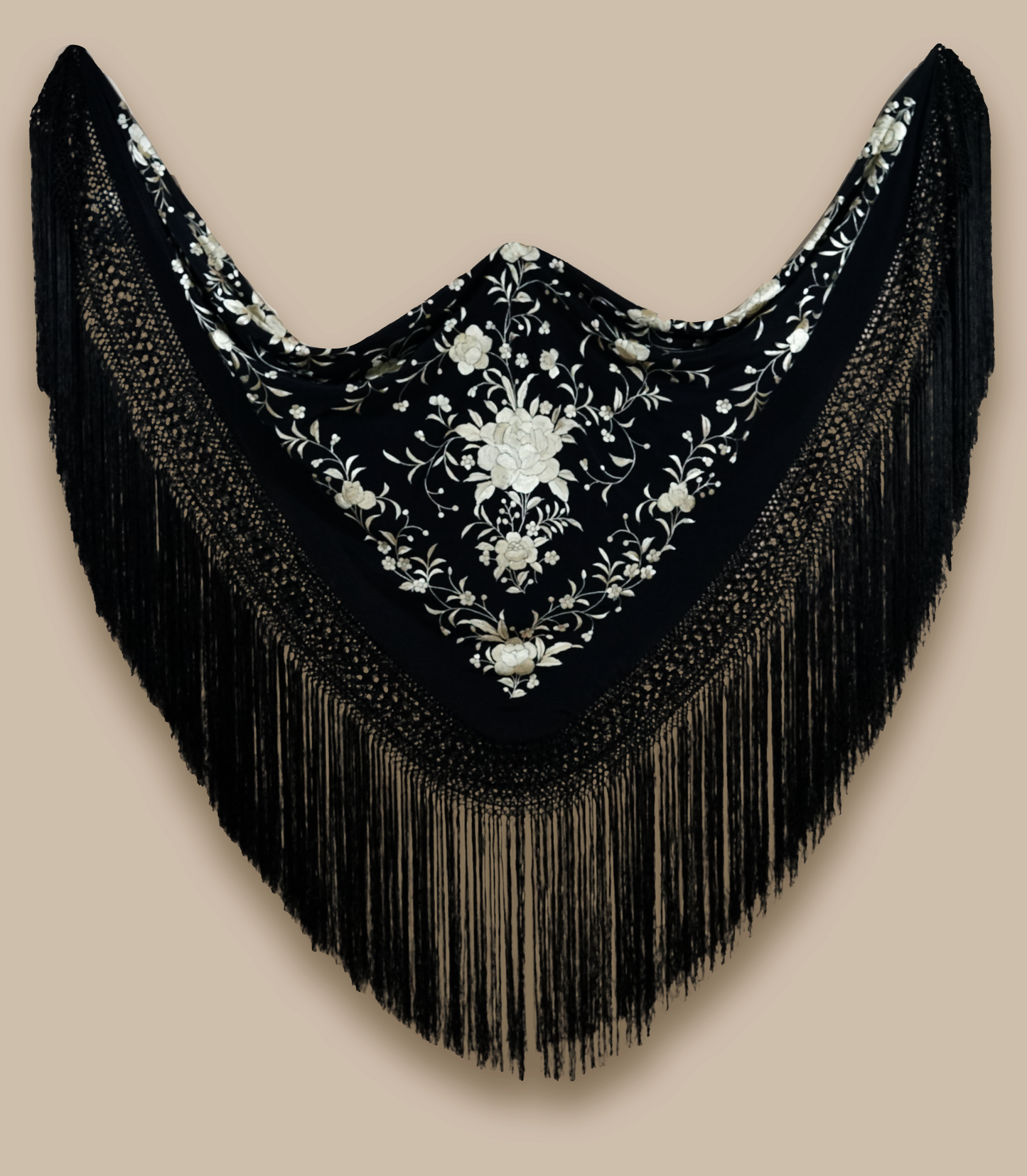 Mantón de seda natural bordado a mano. Diseño elegante de 135 × 135 cm. Fondo negro con bordado en tono crema, ideal para contrastes sobrios.