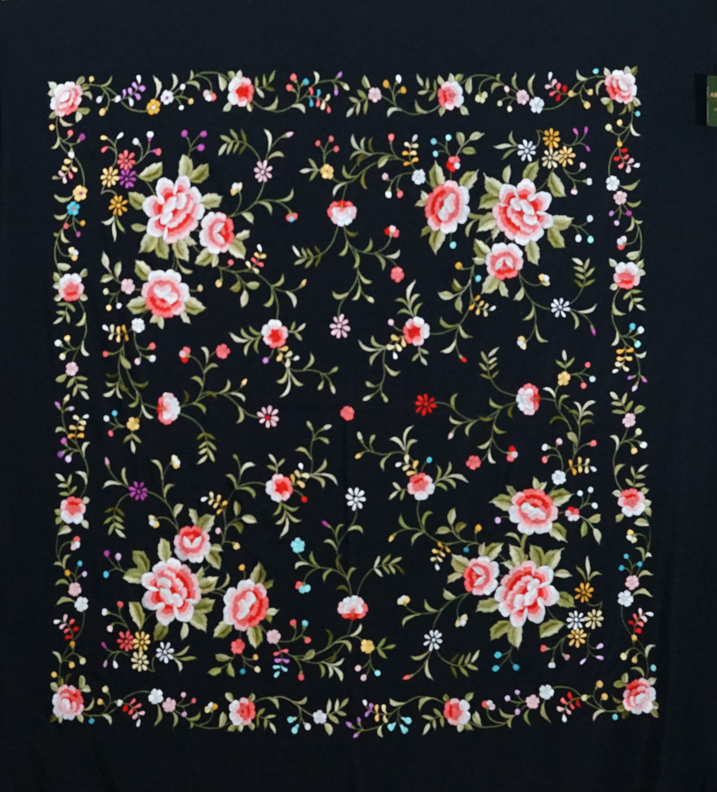 Mantón de seda natural bordado a mano. Pieza artesanal en negro con bordado multicolor. Diseño de 135 × 135 cm con fuerza visual y tradición.