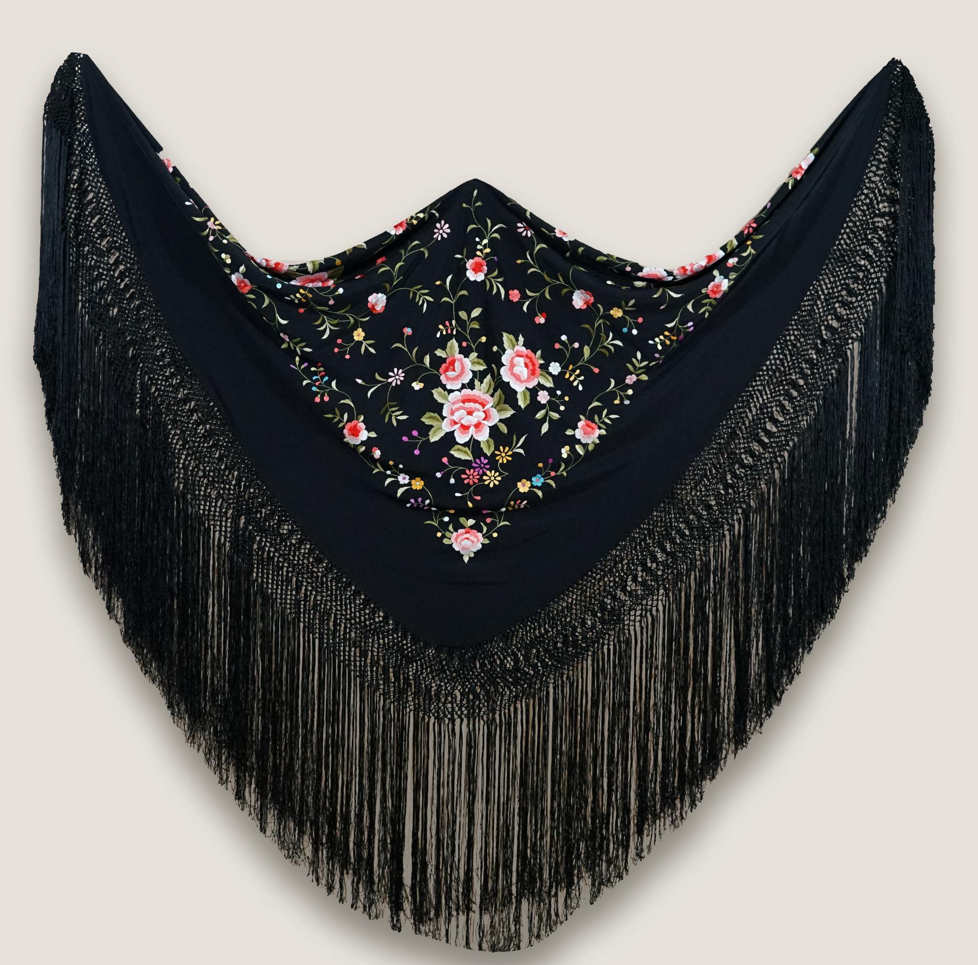 Mantón de seda natural bordado a mano. Pieza artesanal en negro con bordado multicolor. Diseño de 135 × 135 cm con fuerza visual y tradición.