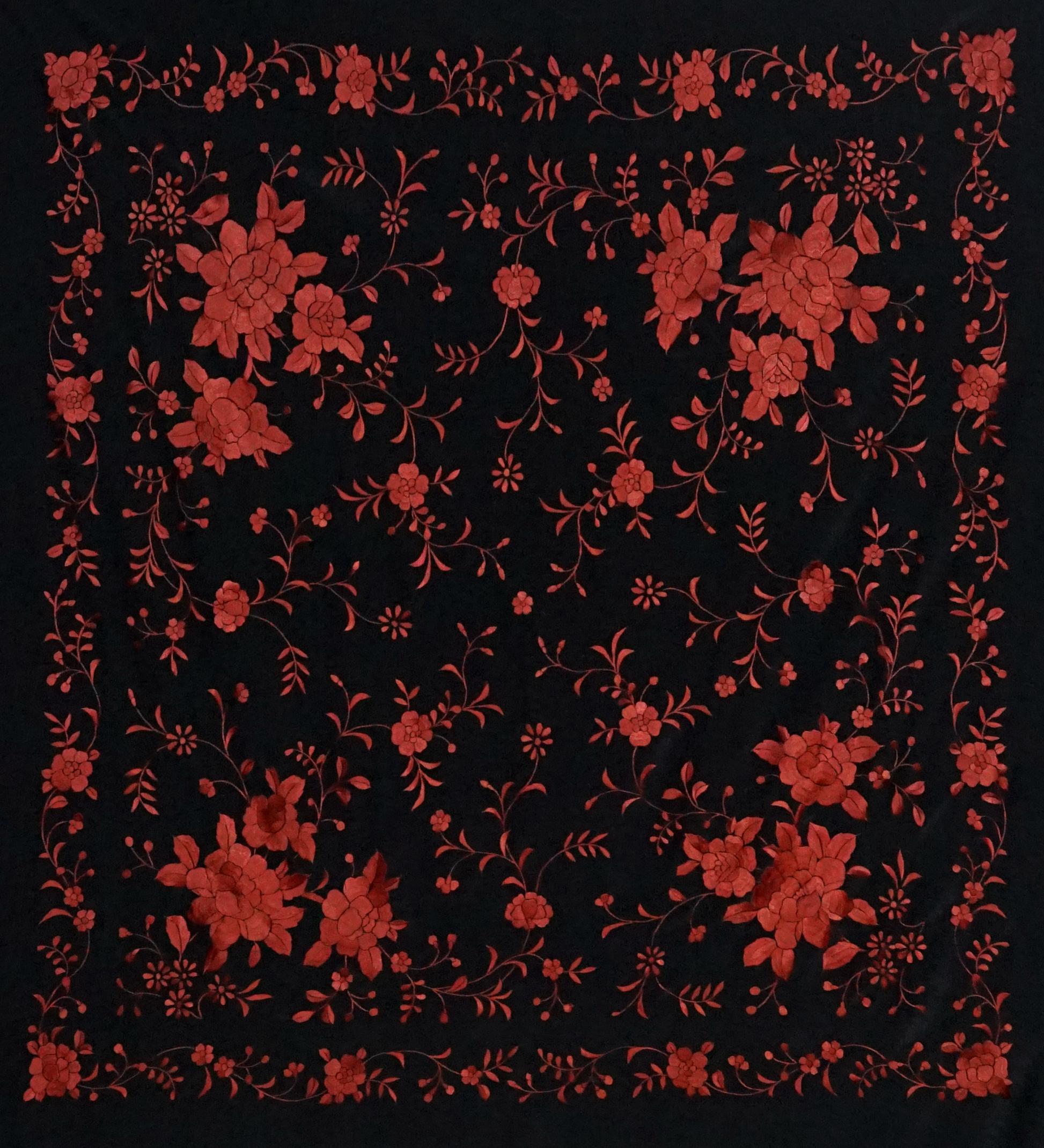 Mantón de seda natural bordado a mano. Formato 135 × 135 cm. Base negra con bordado marrón. Estética sobria con acento cálido.