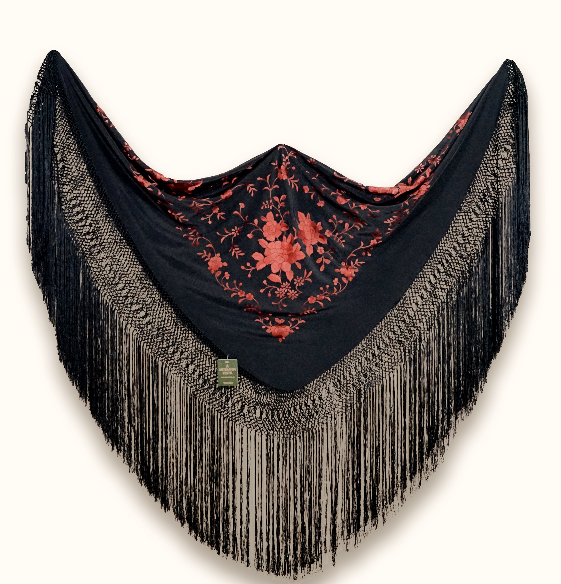 Mantón de seda natural bordado a mano. Formato 135 × 135 cm. Base negra con bordado marrón. Estética sobria con acento cálido.