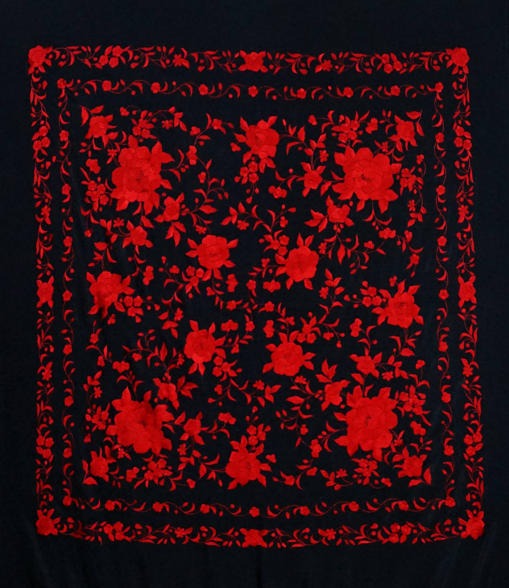 Mantón de seda natural bordado a mano. Clásico contraste en seda negra con bordado rojo. Tamaño 135 × 135 cm. Carácter y elegancia.