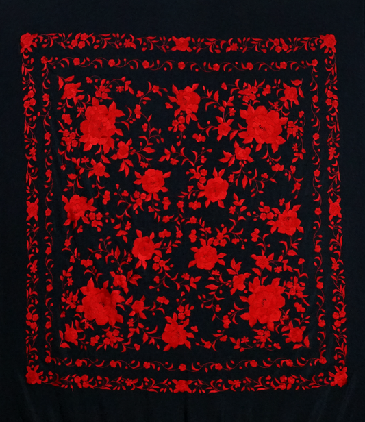 Mantón de seda natural bordado a mano. Clásico contraste en seda negra con bordado rojo. Tamaño 135 × 135 cm. Carácter y elegancia.