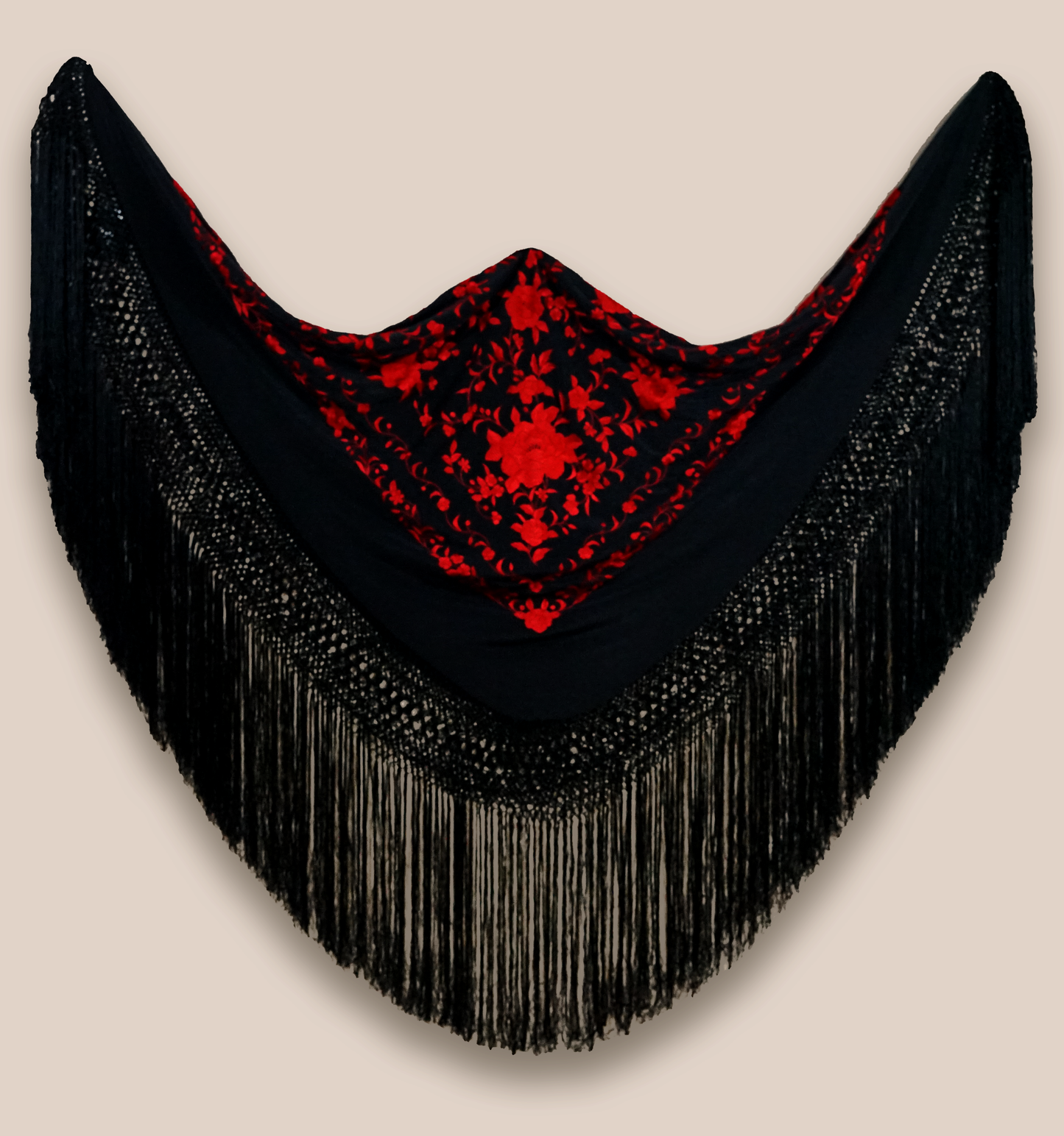 Mantón de seda natural bordado a mano. Clásico contraste en seda negra con bordado rojo. Tamaño 135 × 135 cm. Carácter y elegancia.