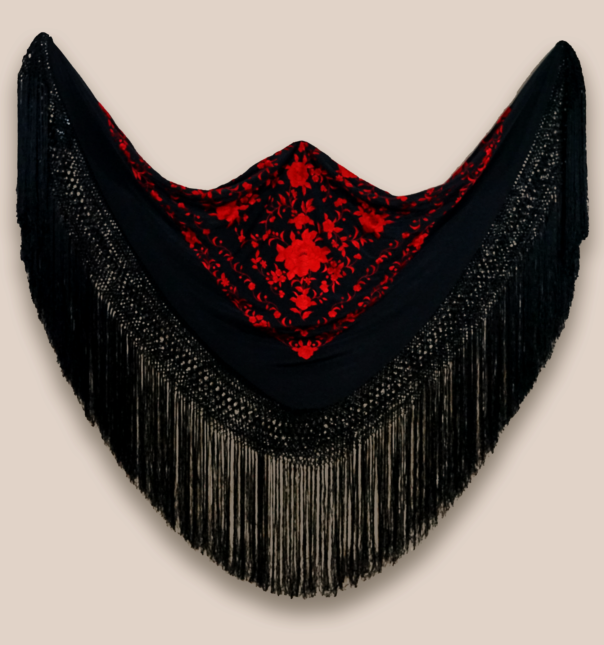 Mantón de seda natural bordado a mano. Clásico contraste en seda negra con bordado rojo. Tamaño 135 × 135 cm. Carácter y elegancia.