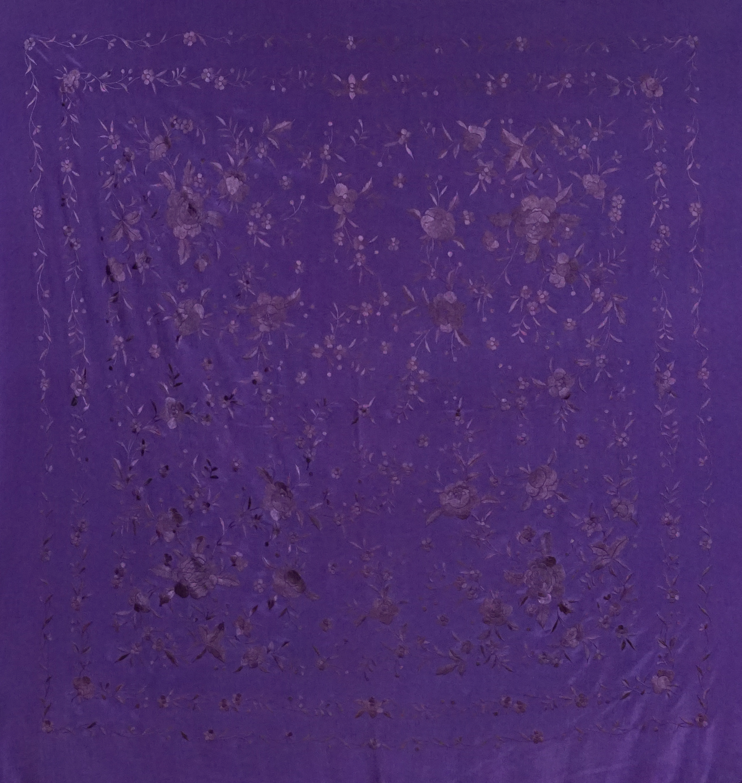 antón de seda natural bordado a mano. Seda morada con bordado al tono. 135 × 135 cm de sofisticación monocromática.