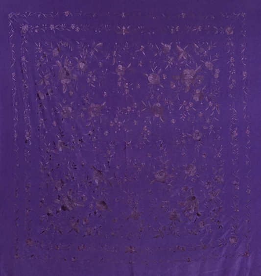 antón de seda natural bordado a mano. Seda morada con bordado al tono. 135 × 135 cm de sofisticación monocromática.