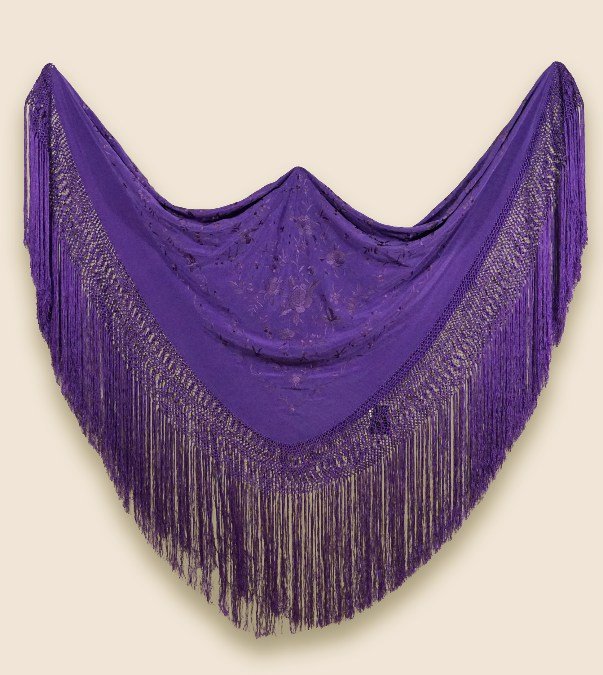 Mantón de seda natural bordado a mano. Seda morada con bordado al tono. 135 × 135 cm de sofisticación monocromática.