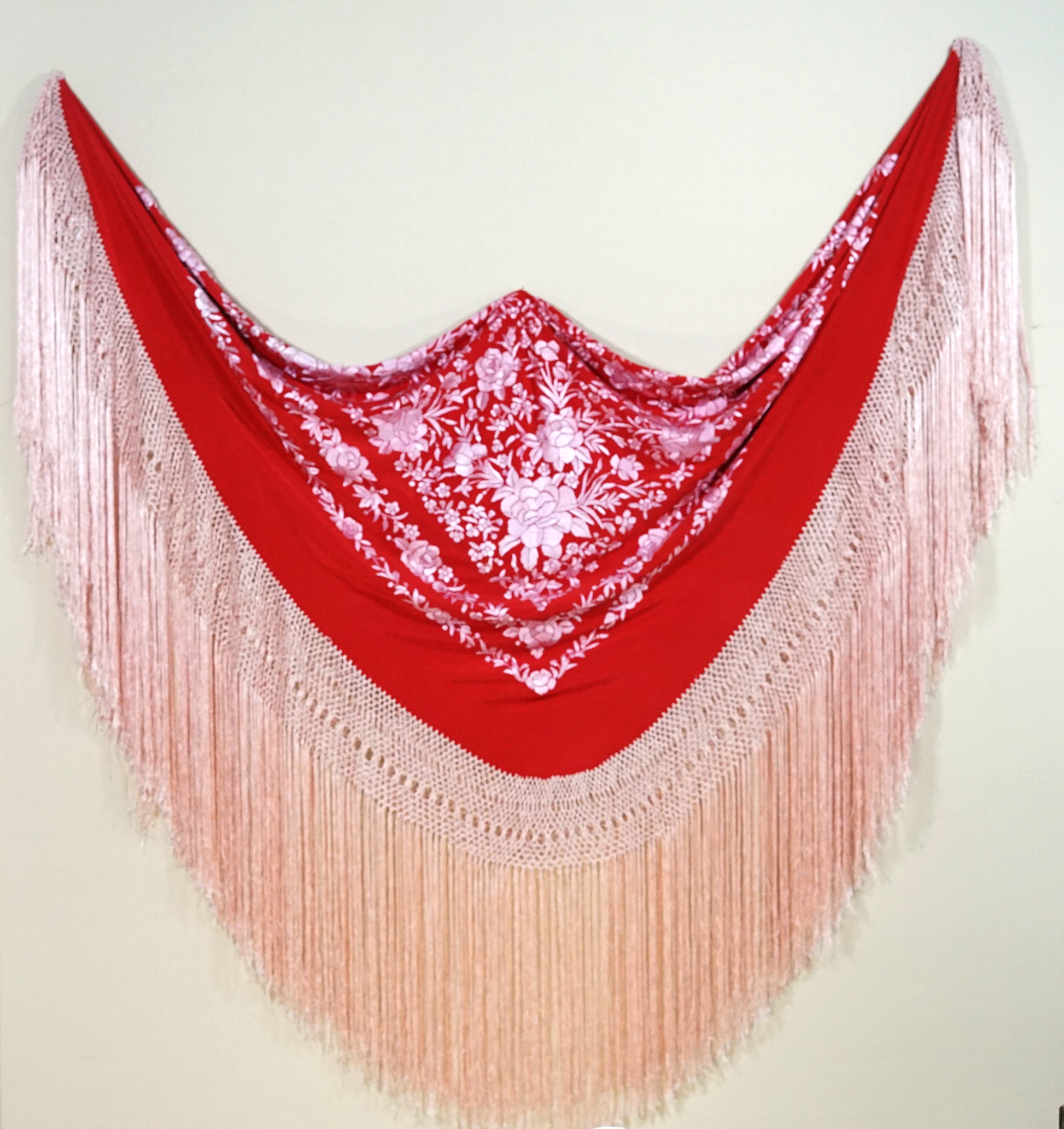 Mantón de seda natural bordado a mano. Diseño original en fondo rojo con bordado rosa palo. Artesanía delicada en gran formato.