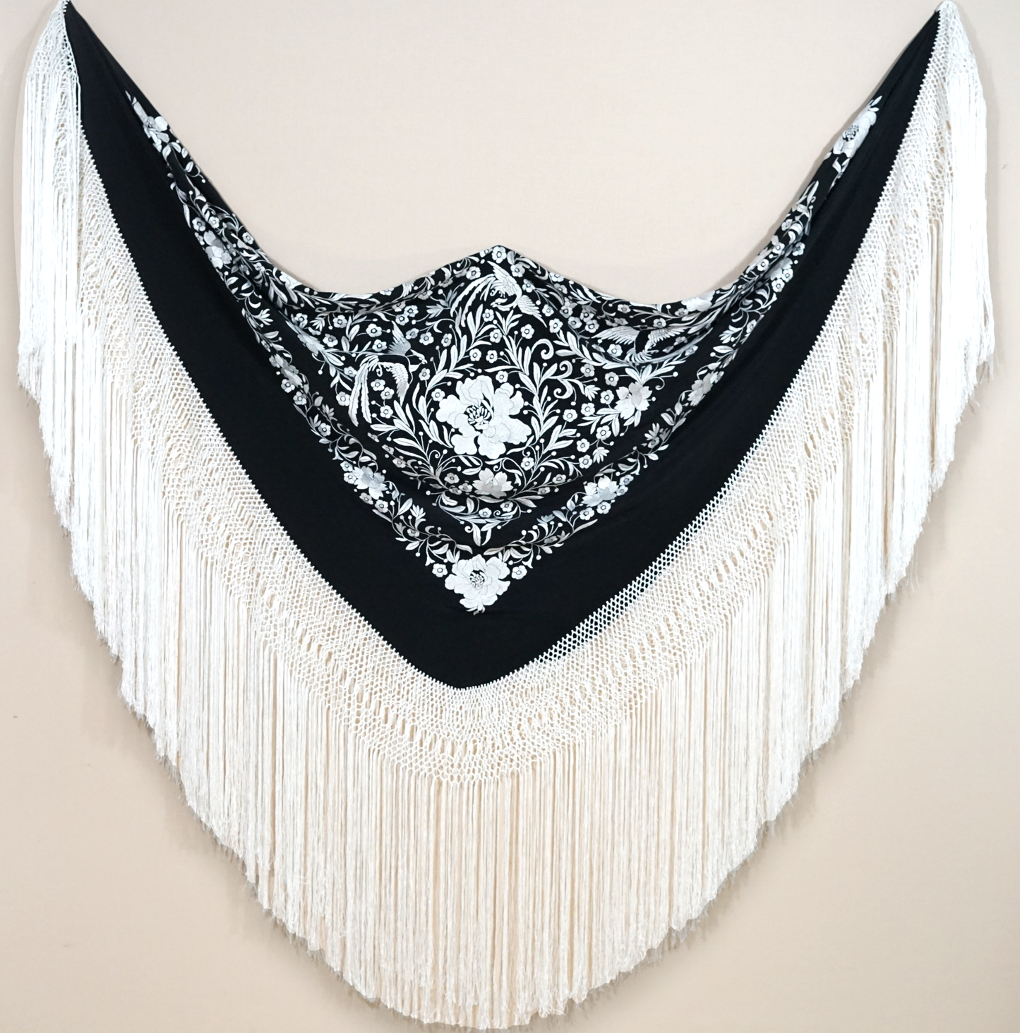 Mantón de manila de seda bordado a mano