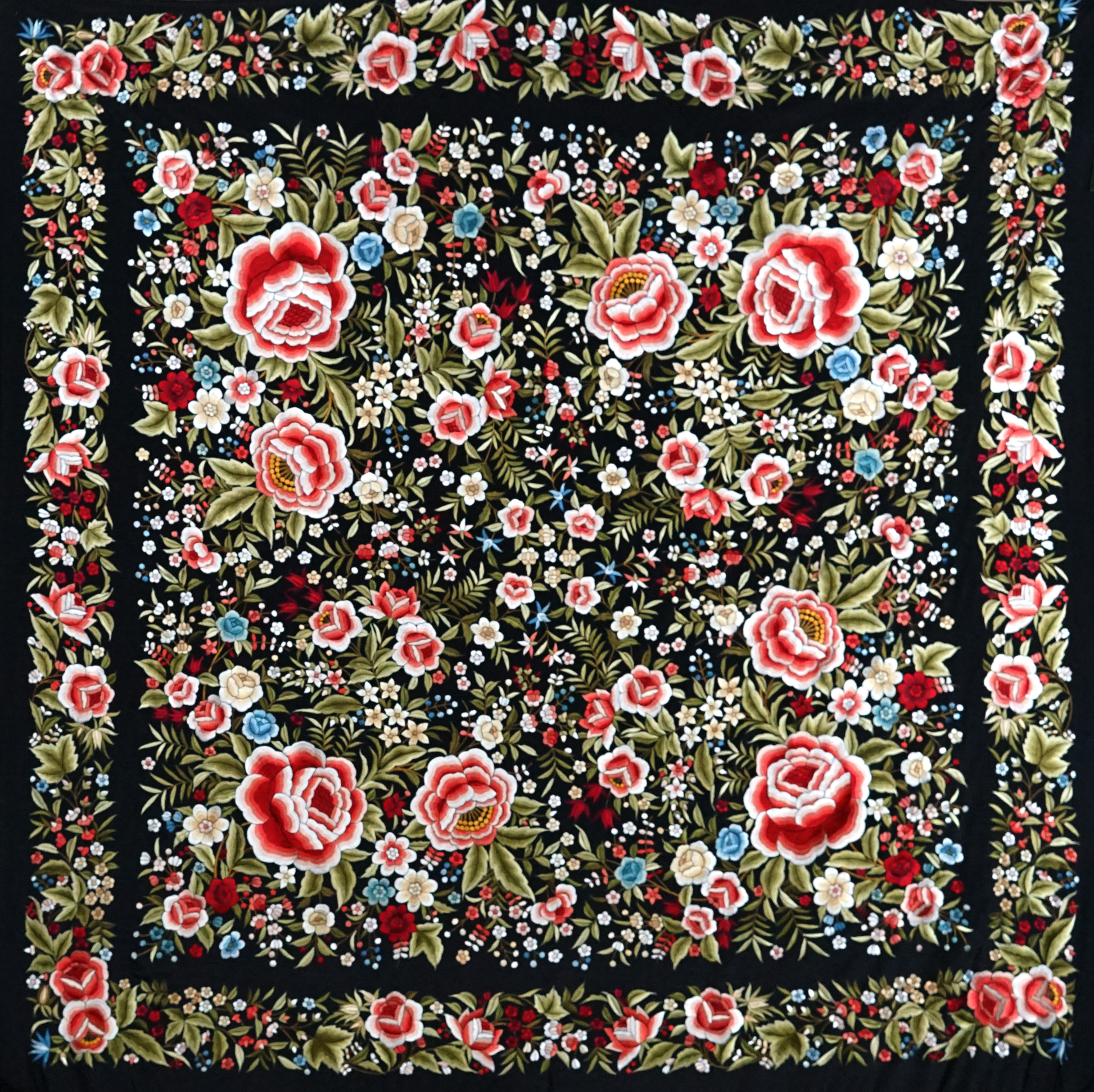 Mantón de seda natural bordado a mano. Artesanía en gran formato (150 × 150 cm) con fondo negro y bordado multicolor. Ideal para ocasiones especiales con un toque solemne y vibrante.